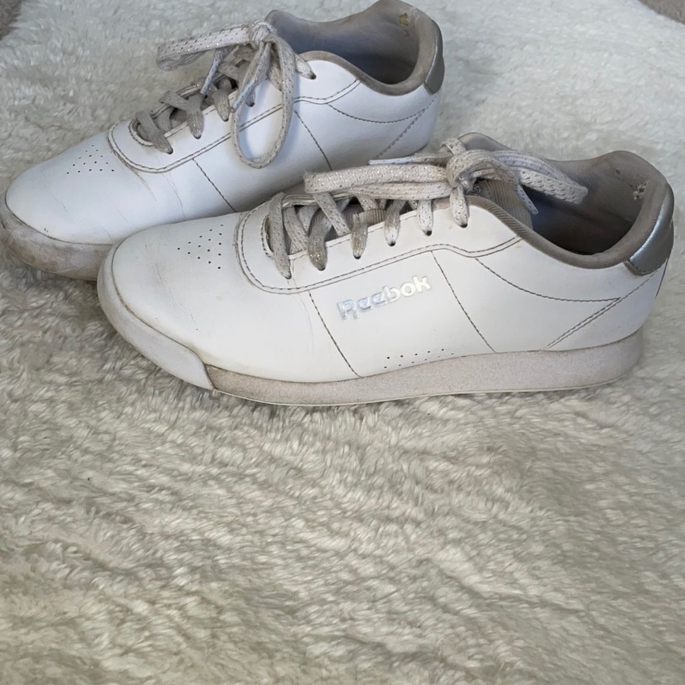 𝅺Reebok White Sneakers Size 6